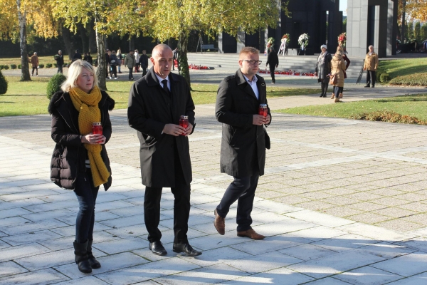 U povodu blagdana Svih svetih izaslanstvo HNS-a položilo je vijence i zapalilo svijeće na zagrebačkom Mirogoju